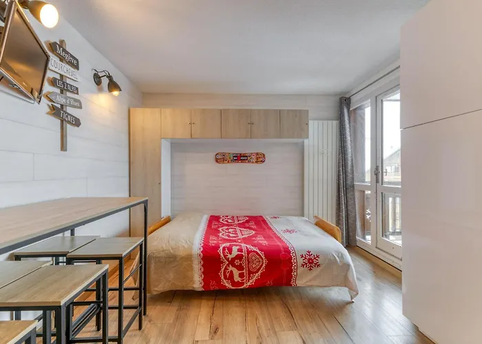 Cosy, Vue Sur La Montagne *